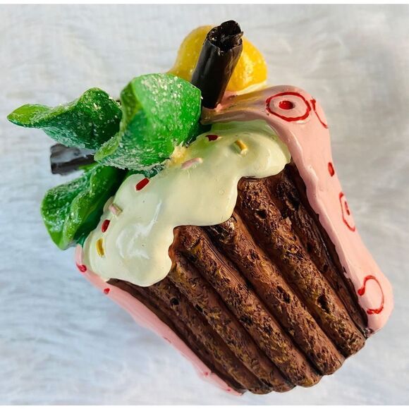 NWOT Christmas Wonderland Chocolate Cupcake With Glitter Ornament By Rainbow Inc - Picture 8 of 8